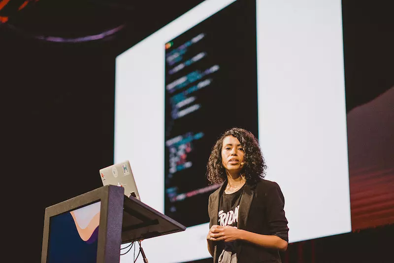 Elizabet Oliveira qui parle à React Conf